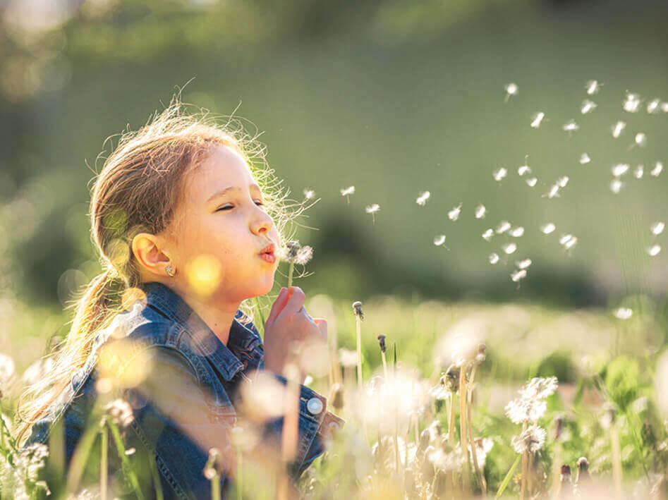 famille qui jardine et plante des plantes