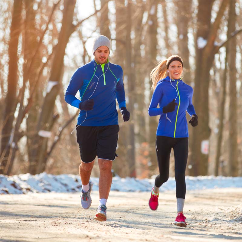 couple running en hiver