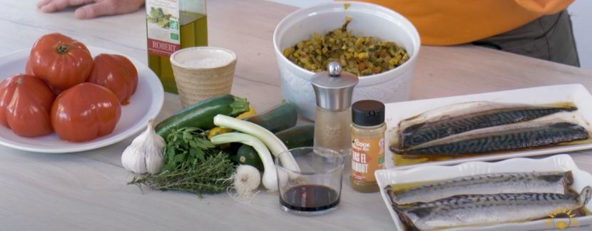 Petits poissons en marinade avec tomates et courgettes confites au four (vidéo)